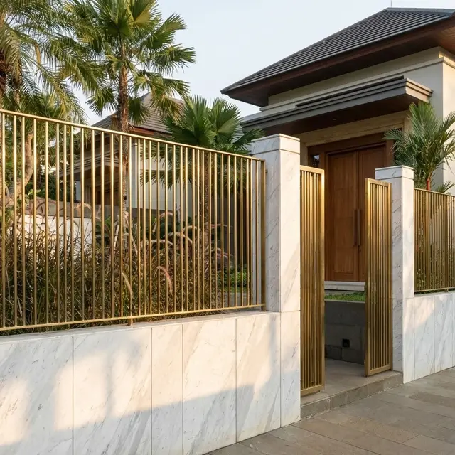 Model Pagar Rumah dengan Kombinasi Tembok Rendah dan Besi Tipis