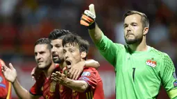 Pemain Spanyol, David Silva dan rekan-rekannya melakukan protes karean golnya dianulir wasit saat melawan Liechtenstein pada kualifikasi piala dunia 2018 di Reyno de Leon Stadium, Leon (6/9/2016) dini hari WIB. (AFP/ Miguel Riopa)