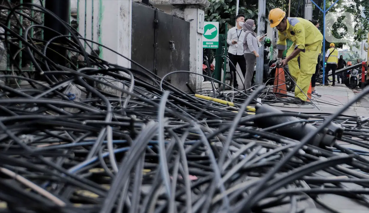 Petugas Dinas Bina Marga DKI Jakarta melakukan penataan kabel utilitas di sekitar Jalan Haji Agus Salim, Jakarta Pusat, Rabu (24/5/2023). (Liputan6.com/Herman Zakharia)