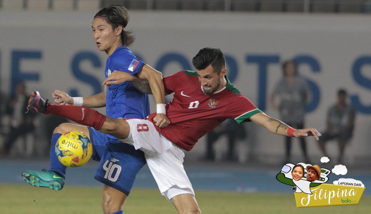 Gelandang Timnas Indonesia, Stefano Lilipaly, berebut bola dengan pemain Filipina pada laga Piala AFF 2016 di Philippine Sports Stadium, Filipina, Selasa (22/11/2016). Hingga babak pertama kedudukan masih imbang 1-1. (Bola.com/Nicklas Hanoatubun)