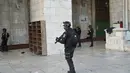 <p>Polisi Israel menyerang puluhan jemaah di kompleks Masjid Al-Aqsa, Yerusalem. (AP Photo/Mahmoud Illean)</p>