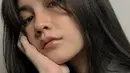 Dengan polesan makeup natural, jebolan Gadis Sampul 2013 ini tetap memesona. Gaya topang dagu merupakan pose andalan bagi tak sedikit wanita, begitu juga dengan Diandra Agatha. Dengan beragam gaya pose saat berfoto, bintang sinetron Dear Nathan The Series ini selalu banjir pujian dari warganet. (Liputan6.com/IG/@diandraagatha)