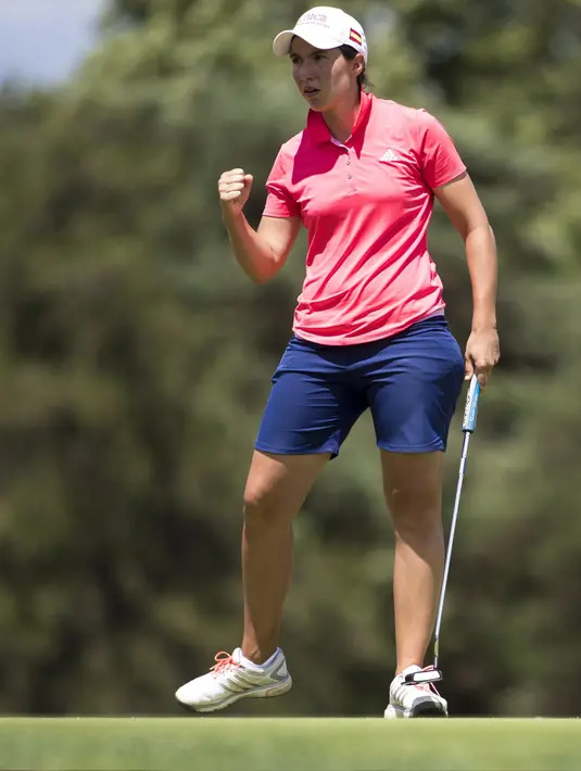 Carlota Ciganda, dari Spanyol, melakukan selebrasi setelah menenggelamkan putt di lubang ke-17 pada hari terakhir Meijer LPGA Classic di Blythefield Country Club di Grand Rapids, Mich, (18/6). (Mike Clark / Grand Rapids Press via AP)