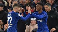 Callum Hudson-Odoi dan Christian Pulisic dalam laga Chelsea kontra Lille di Stamford Bridge, pada matchday terakhir Liga Champions 2019-2020, Rabu (11/12/2019) dini hari WIB. (AFP/Glyn Kirk)