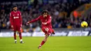 Pemain Liverpool Trent Alexander-Arnold melakukan tendangan bebas saat melawan Wolverhampton Wanderers pada pertandingan sepak bola Liga Inggris di Stadion Molineux, Wolverhampton, Inggris, 4 Februari 2023. Wolverhampton Wanderers mengalahkan Liverpool dengan skor 3-0. (Tim Goode/PA via AP)