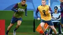 Pemain depan Timnas Inggris, Wayne Rooney (kanan) dan Jordan Henderson berlatih serius jelang laga kontra Uruguay di Stadion Corinthians, Sao Paolo, Brasil, (19/6/2014). (REUTERS/Tony Gentile)