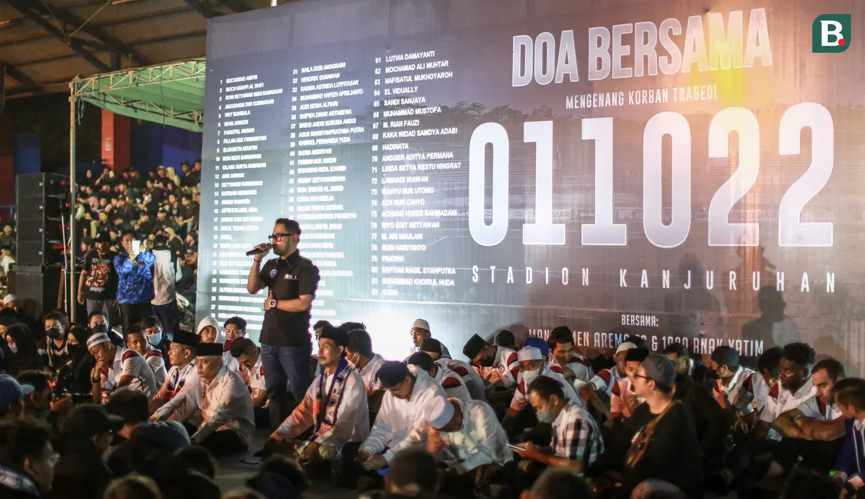 Presiden Arema FC, Gilang Widya Pramana membuka doa bersama ini dengan perasaan sedih. Sejak tragedi, Gilang aktif mengunjungi rumah korban sehingga dia merasakan betul duka yang dialami keluarga suporter. (Bola.com/Bagaskara Lazuardi)