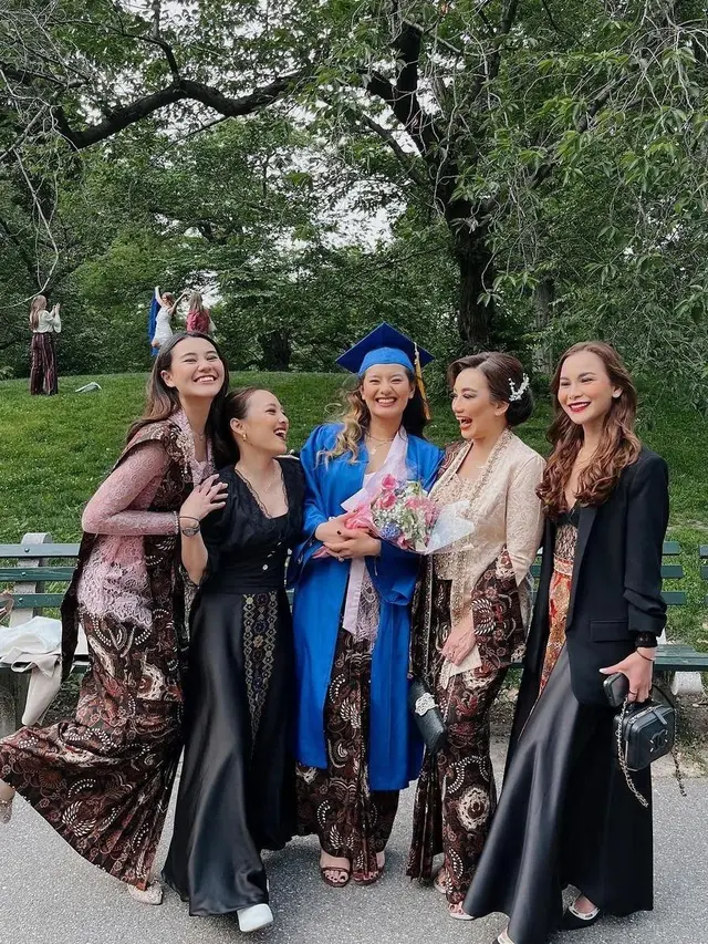 7 Potret Wisuda Zahwa Massaid, Putri Reza Artamevia di New York
