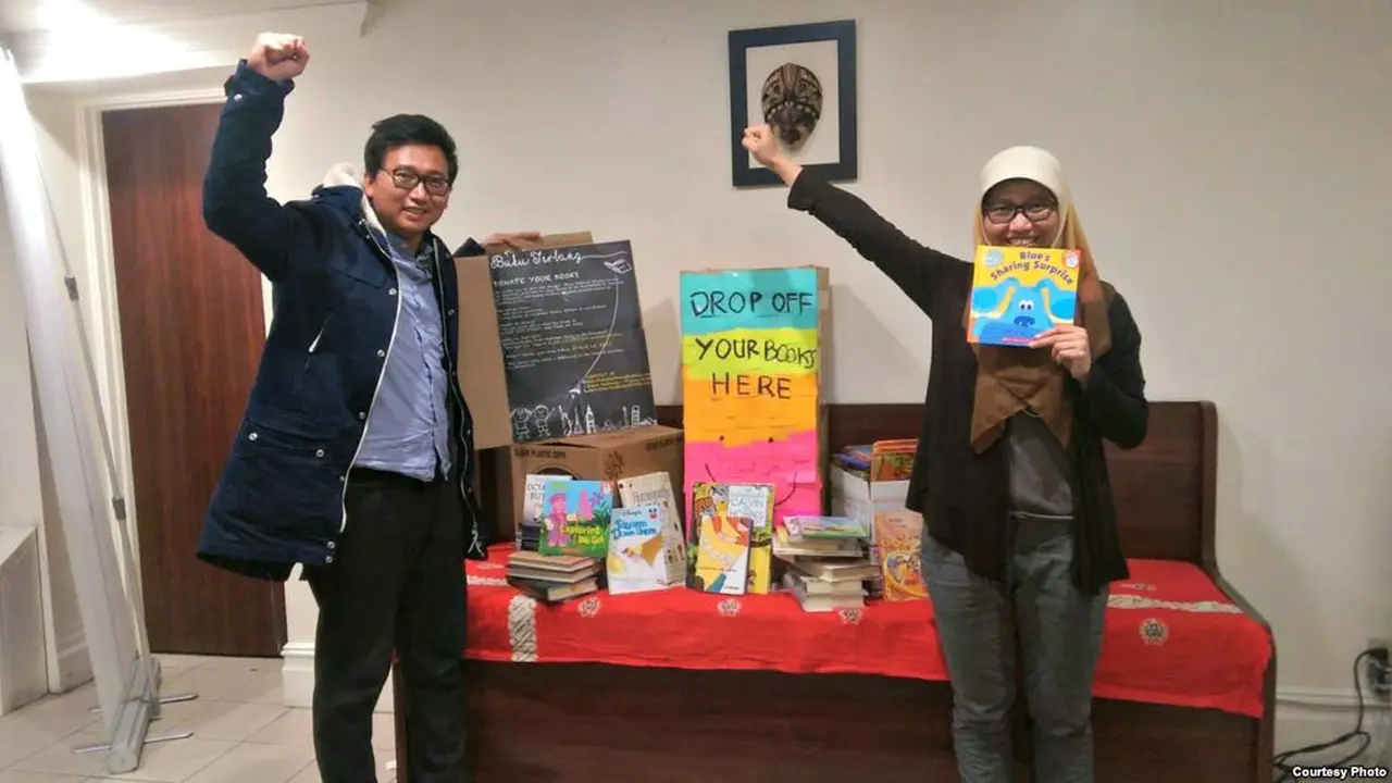 Juara Elyas Tampubolon (kiri) dan Dedeh Thowiyah (kanan) pencetus proyek "Buku Terbang" di AS (dok: Buku Terbang)