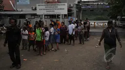 Dermaga Wijayapura, Cilacap, Jawa Tengah ramai dikunjungi warga setempat, Kamis (5/3/2015). Mayoritas mereka merasa penasaran dan ingin menyaksikan suasana di dermaga penyeberangan itu. (Liputan6.com/Johan Tallo)