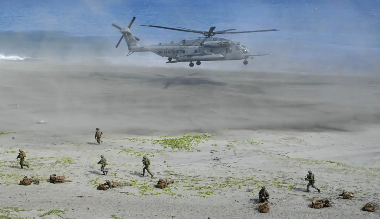 Helikopter CH53 Marinir AS lepas landas saat latihan militer gabungan AS-Filipina di Pantai Claveria, Provinsi Cagayan, Filipina, 31 Maret 2022. Marinir AS-Filipina menggelar latihan militer gabungan untuk mempertahankan sebuah pulau dari agresor potensial. (AP Photo/Aaron Favila)