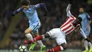 Aksi pemain Manchester City, Leroy Sane (kiri) mencoba melewati hadangan pemain Stoke City, Mame Biram Dioufada lanjutan Premier League di Etihad Stadium, (8/3/2017). Manchester City bermain imbang 0-0. (Mike Egerton(/PA via AP)