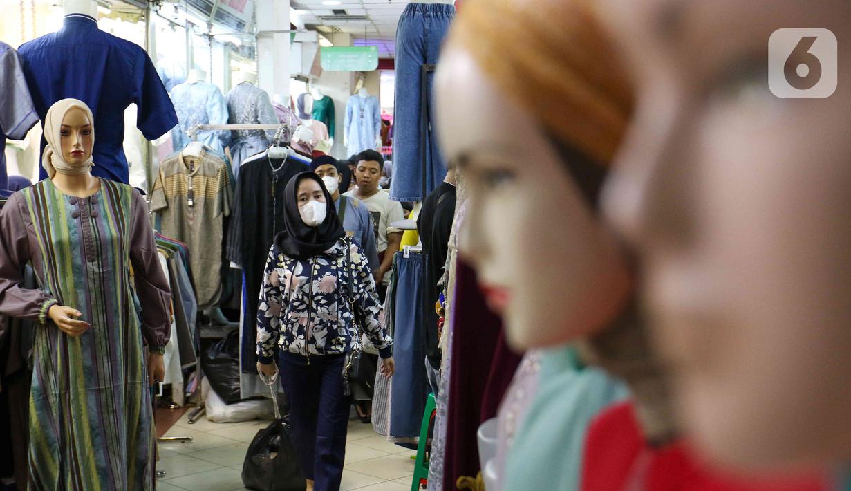 <p>Seorang wanita melihat-lihat saat mengunjungi Pasar Tanah Abang, Jakarta, Sabtu (23/4/2022). Menjelang Lebaran, Pasar Tanah Abang dipadati pengunjung yang memburu busana atau pakaian muslim untuk menyambut Hari Raya Idul Fitri 1443 Hijriah. (Liputan6.com/Herman Zakharia)</p>