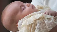 Kate Middleton menggendong Pangeran Louis pada acara pembaptisan di Chapel Royal, St. James Palace, London, Senin (9/7). Louis memakai gaun satin dengan lace, replika dari gaun untuk anak pertama Ratu Victoria di tahun 1841. (Dominic Lipinski/Pool via AP)