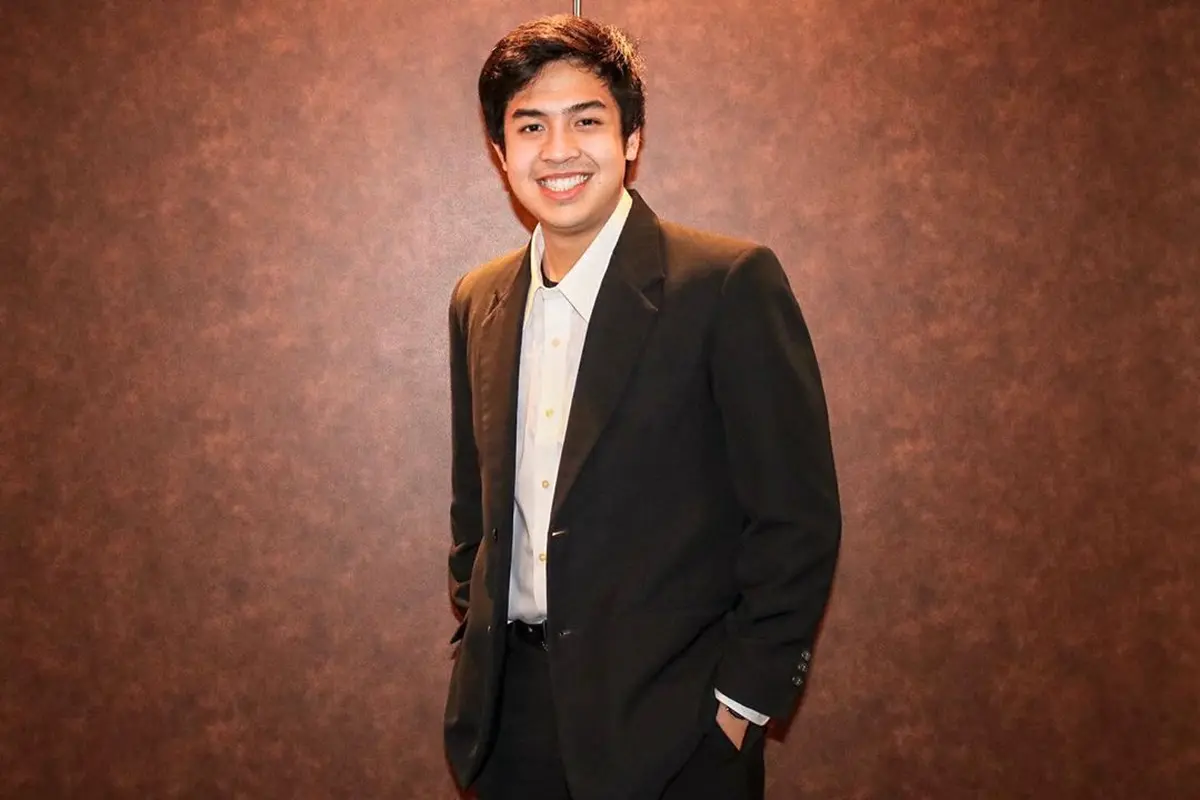 Gaya Jerome Polin Sijabat Saat Kenakan Jas