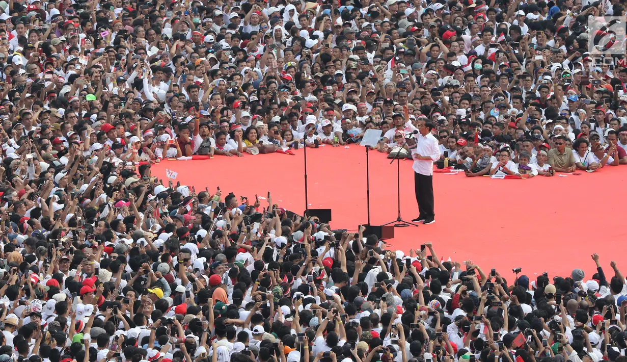Capres nomor urut 01 Joko Widodo atau Jokowi memberikan pidato pada kampanye akbar di Stadion Utama GBK, Senayan, Jakarta, Sabtu (13/4). Jokowi mengajak seluruh masyarakat yang hadir, agar 17 April 2019 mendatang dapat memilih yang pemimpin yang tepat. (Liputan6.com/Angga Yuniar)