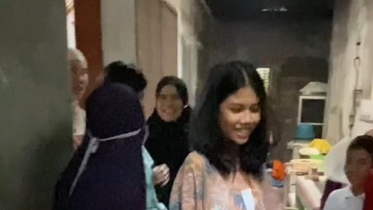 Tempat Mandi sang Ayah Waktu Kecil, Ini Momen Ketiga Anak Cewek Ariyo Wahab Lihat Sumur Pertama Kali - Tampak Terheran