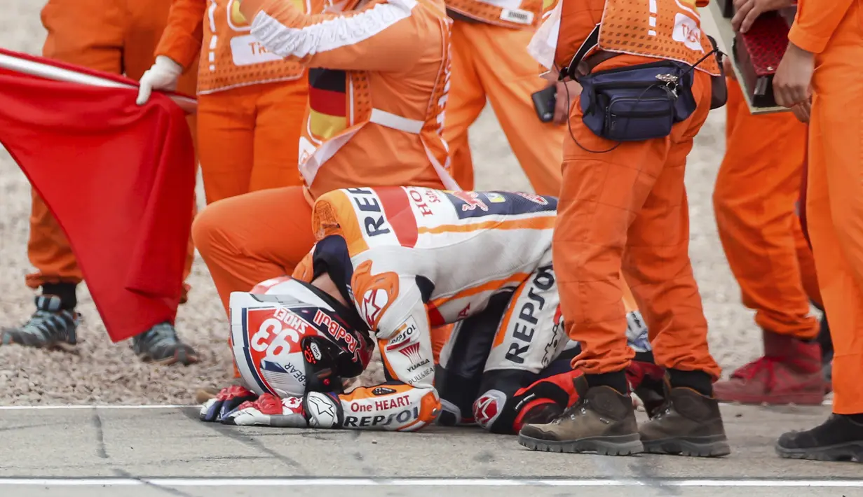 Para marshal merayakan kemenangan pembalap Marc Marquez pada balapan MotoGP di Sirkuit Sachsenring, Hohenstein-Ernstthal, Jerman, Minggu (20/6/2021). Marc Marquez mempertegas status sebagai raja Sachsenring usai memenangkan MotoGP Jerman 2021. (Jan Woitas/dpa via AP)