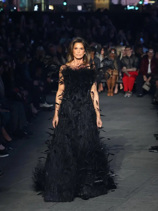 Rahasia Cindy Crawford Tetap Memesona di Usia 60 Tahun, Ini Rutinitas Skincare Sang Supermodel