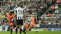 Marcus Rashford mencetak gol dalam laga Newcastle vs Barcelona di Liga Champions 2025/2026, Jumat (19/9/2025). (AP Photo/Jon Super)