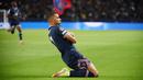 Kylian Mbappe - Pemain incaran Real Madrid ini belum juga memperpanjang kontrak dengan PSG meski akan berakhir pada 30 Juni 2022. Jika hingga batas waktu kedua pihak menemui jalan buntu maka Mbappe bisa saja pergi secara gratis pada bursa transfer musim panas 2022 nanti. (AFP/Franck Fife)