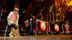 Pelari disabilitas Prancis, Guy Amalfitano mengikuti lomba lari Vertical Running menaiki Menara Eiffel edisi ketiga di Paris, Kamis (16/3). Para peserta harus berlari menaiki 1665 anak tangga untuk mencapai puncak menara Eiffel. (AP Photo/Francois Mori)