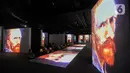 Pengunjung juga berkesempatan untuk melihat sumber inspirasi Van Gogh melalui foto dan video yang dipajang di samping karya-karyanya. (merdeka.com/Arie Basuki)