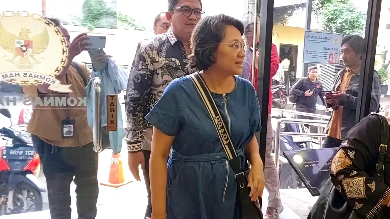 Eks Anggota Badan Pengawas Pemilu (Bawaslu) Agustiani Tio, mendatangi kantor Komnas Hak Asasi Manusia (HAM) di Jalan Latuharhary, Menteng, Jakarta Pusat.