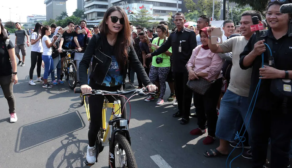 Angie merasa sulit jika mengajarkan kedua anaknya dari London, untuk itu ia meminta izin pada suaminya untuk menetap di Indonesia selama satu sampai dua tahun. Ia juga ingin menyekolahkan anaknya di sini. (Deki Prayoga/Bintang.com)