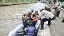 Petugas gabungan mengevakuasi korban dengan perahu karet saat simulasi penanganan banjir di Kalimalang, Cipinang Melayu, Rabu (17/11/2021). Simulasi digelar dalam rangka kesiapsiagaan petugas dalam penanganan korban banjir, terutama evakuasi warga yang terpapar Covid-19 (merdeka.com/Iqbal S Nugroho)