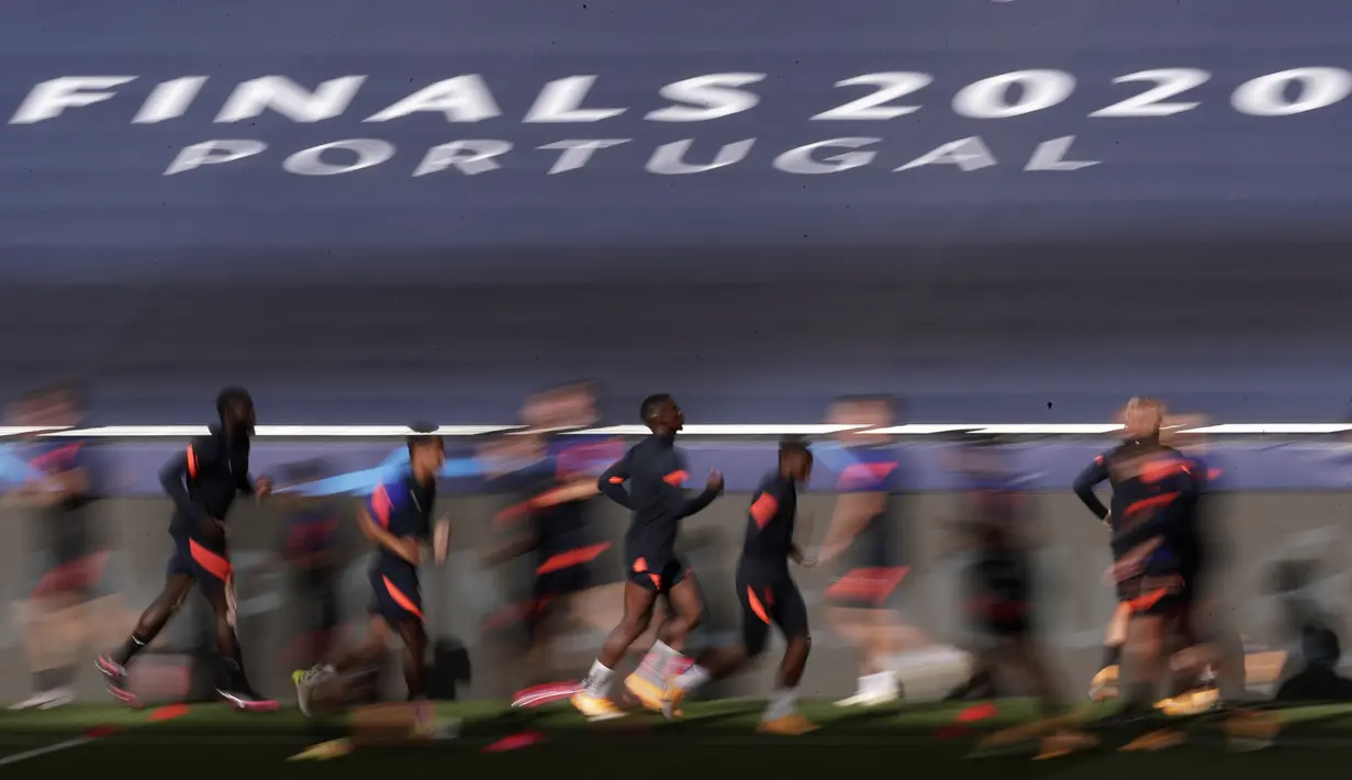 Para pemain RB Leipzig melakukan pemanasan selama sesi latihan di stadion Luz di Lisbon (17/8/2020). Leipzig akan bertanding melawan PSG pada semifinal Liga Champions. (AP Photo/Manu Fernandez, Pool)
