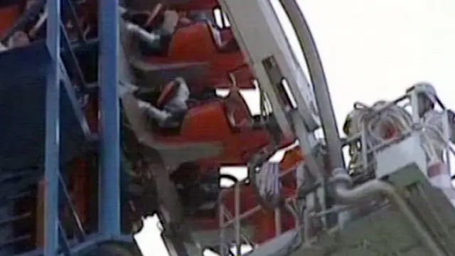 11 Wisatawan Terjebak di Roller Coaster