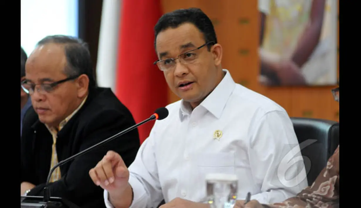 Menteri Kebudayaan dan Pendidikan Anies Baswedan memberikan penjelasan tentang Pelaksanaan Ujian Negara Tahun Ajaran 2015 di Gedung Ki Hajar Dewantara Kementerian, Jakarta, Jumat (23/1). (Liputan6.com/Panji Diksana) 