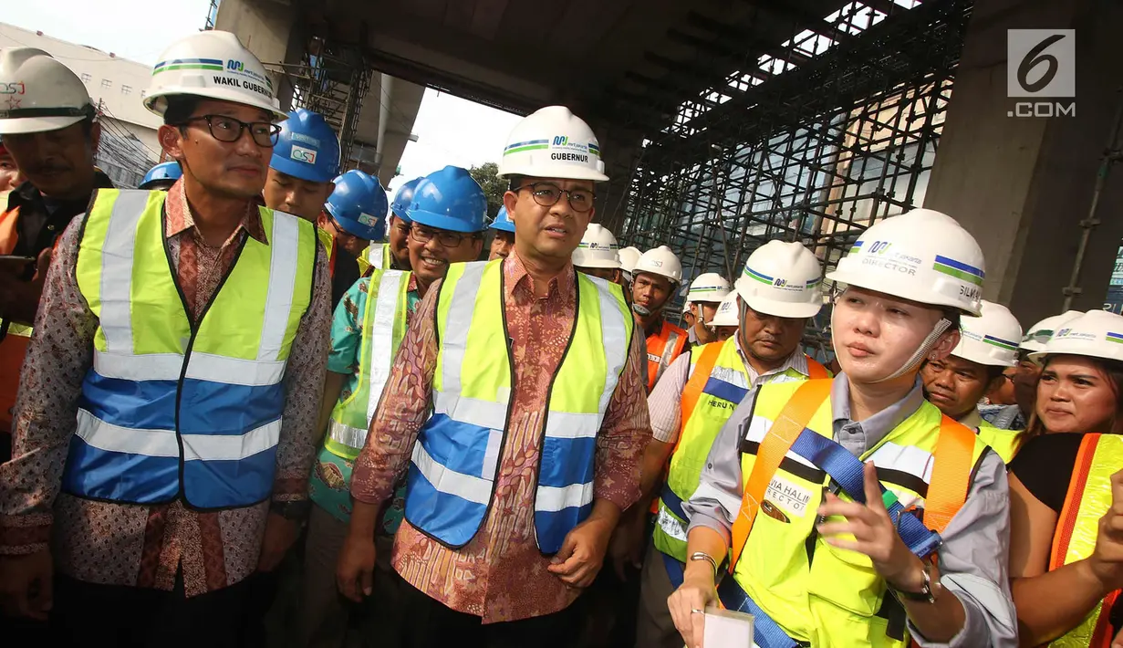 Gubernur DKI Jakarta Anies Rasyid Baswedan dan wakilnya Sandiaga Uno meninjau proyek MRT di Jakarta, Jumat (20/10). Pembangunan MRT fase 1 (Lebak Bulus-Bundaran HI) per September 2017 telah mencapai 80,5 persen. (Liputan6.com/Immanuel Antonius)