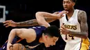 Pemain Los Angeles Lakers, Brandon Ingram (kanan), berusaha menghadang pemain Phoenix Suns, Devin Booker, dalam laga basket NBA di Staples Center, Los Angeles, Senin (7/11/2016) pagi WIB. (AP Photo/Alex Gallardo)