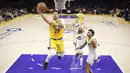 Pemain Los Angeles Lakers, Luka Doncic melakukan lay up pada laga lajutan NBA melawan Utah Jazz di Crypto.com Arena, Los Angeles, California pada Selasa (11/02/2025) WIB. (AP Photo/Mark J. Terrill)