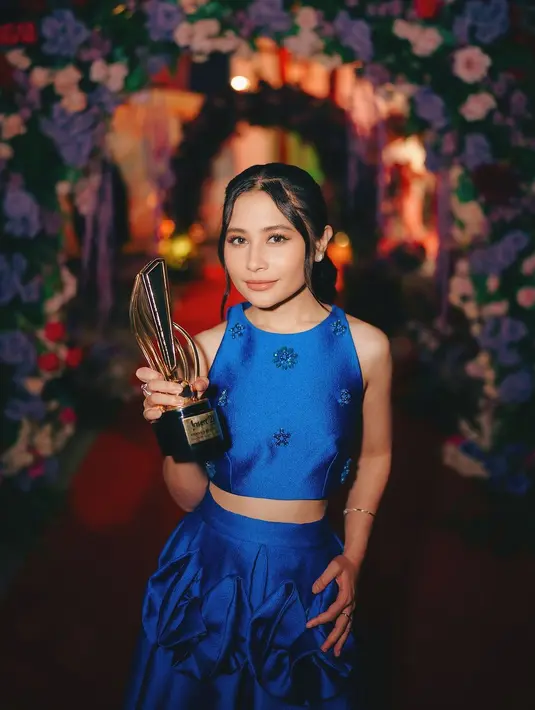 Baru saja raih penghargaan, Prilly Latuconsina tampil feminin dan cheerfull dalam balutan ansambel serba biru  dari @sebastianredofficial.