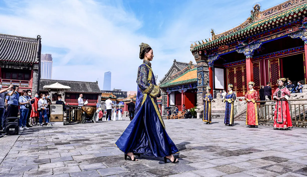 Seorang model menampilkan cheongsam, juga dikenal sebagai qipao, selama Festival Budaya Cheongsam Shenyang di Istana Kekaisaran Shenyang di Shenyang, provinsi Liaoning, Chiina, Rabu (23/9/2020). (Photo by STR / AFP)