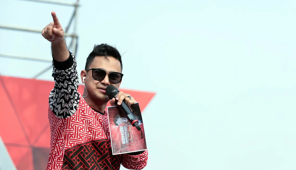 Meskipun panas yang cukup terik, baik penonton maupun pengisi acara tak risau akan itu. Semuanya tetap bersemangat memeriahkan Dirgahayu Indonesia di panggung kemerdekaaan itu. (Deki Prayoga/Bintang.com)