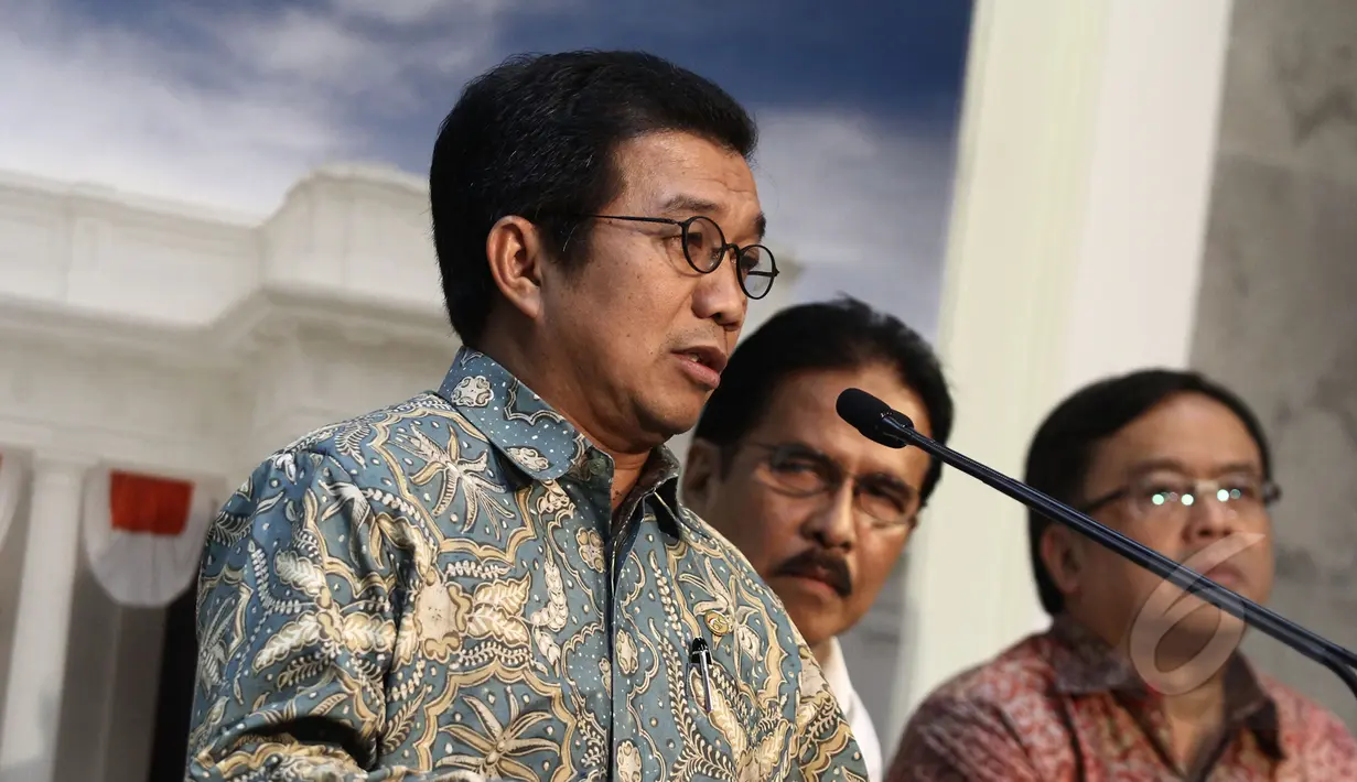 Ketua Dewan Komisioner OJK Muliaman D. Hadad memberikan keterangan pers usai rapat kabinet terbatas bidang perekonomian di Kantor Presidenan, Jakarta, Rabu (11/3/2015). Rapat tersebut mengenai perkembangan nilai tukar rupiah. (Liputan6.com/Faizal Fanani) 