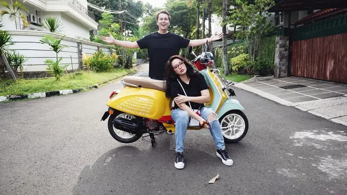 Ussy Sulistiawaty dan Andhika Pratama