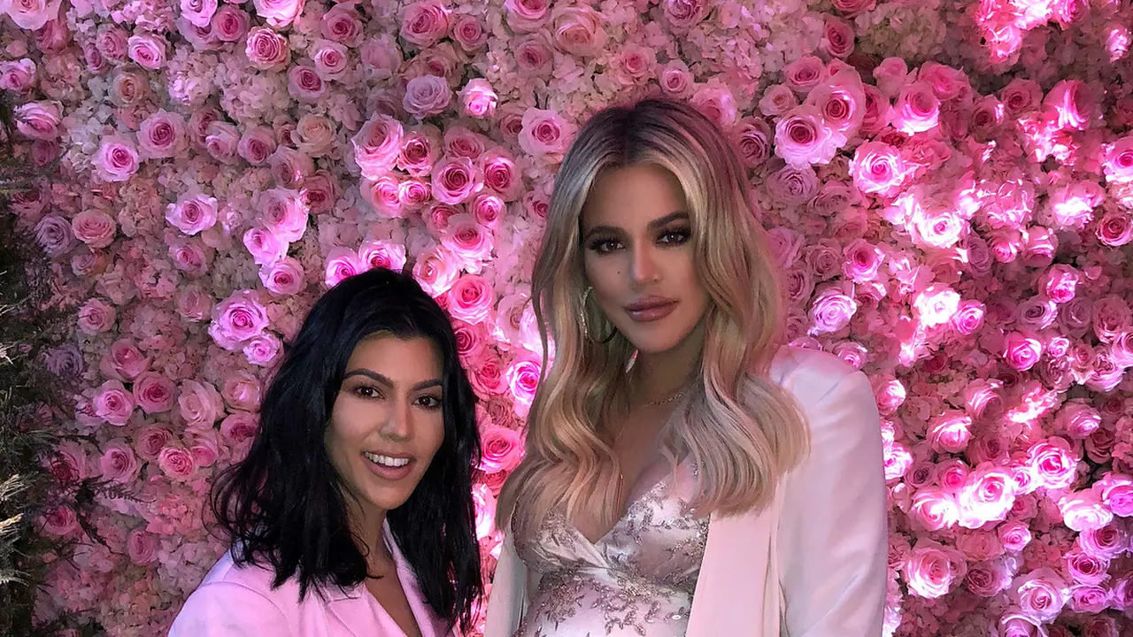 [Bintang] Khloe Kardashian - Kourtney Kardashian