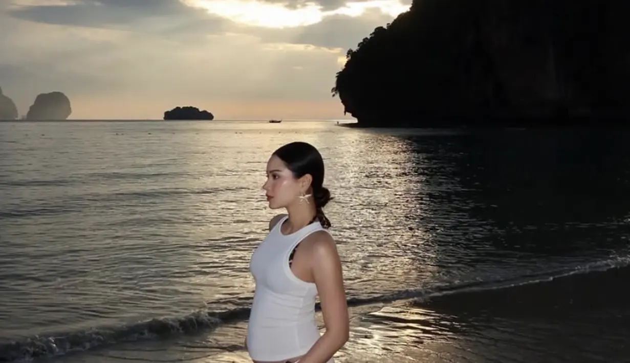 Alyssa sering tampil dengan palet warna netral seperti putih, krem, beige, cokelat, dan hitam. Warna-warna ini tidak hanya memberikan kesan clean dan timeless, tetapi juga mudah dipadukan dengan berbagai aksesori.  [Foto: Instagram/ Alyssa Daguise]