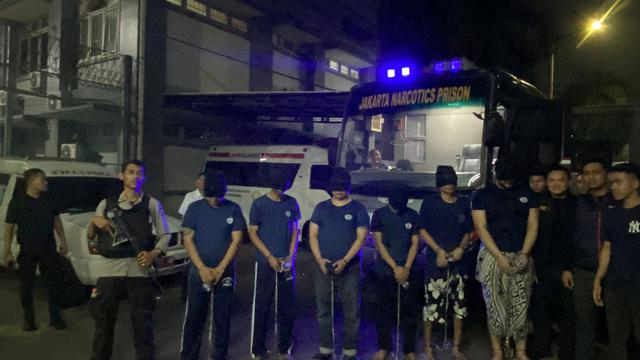 Aktor sekaligus terpidana kasus narkoba, Ammar Zoni bersama lima warga binaan berisiko tinggi (high risk) dipindahkan ke Nusakambangan pada Kamis (16/10/2025).