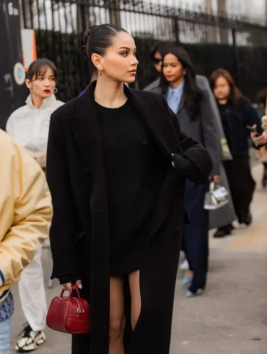Alyssa Daguise tampil elegan serba hitam mengenakan knit oversize sweater dan long coat. [@alyssadaguise]