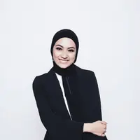 Ayudia tampil stunning dengan padu-padan outfit berwarna earthy tone dan monochrome. (Sumber foto: ayudiac/instagram)