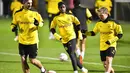 Pemain Borussia Dortmund, Youssoufa Moukoko bersama Mats Hummels dan Felix Passlack saat sesi latihan jelang laga Liga Champions, Selasa (24/11/2020). Dortmund akan berhadapan dengan Club Brugge. (AP/Martin Meissner)