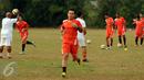 Mahadirga Lasut saat mengikuti latihan bersama Persija di National Youth Training Centre, Sawangan, Depok, Senin (2/11/2015). Dirga Lasut pernah tampil memperkuat sayap timnas Indonesia U-23 pada 2009-2011 lalu. (Liputan6.com/Helmi Fithriansyah)