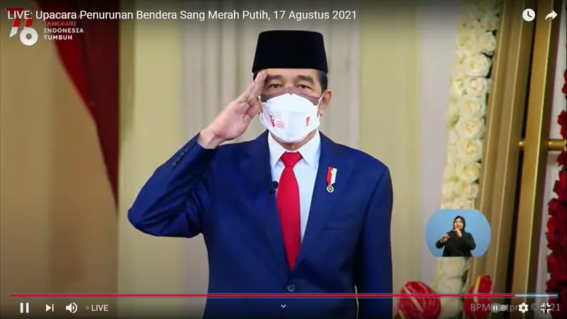 Jokowi memimpin upacara penurunan bendera dalam rangka HUT ke76 RI di Istana Merdeka