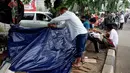 Para pencari suaka bercengkerama di trotoar depan Rumah Detensi Imigrasi Kalideres, Jakarta, Jumat (19/1). Para pencari suaka berasal dari Afghanistan, Sudan, dan Somalia. (Liputan6.com/JohanTallo)